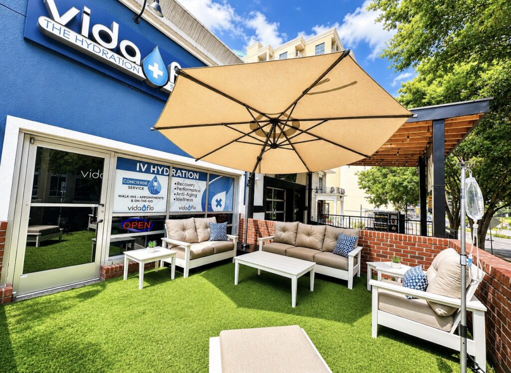 Outdoor patio seating at Vida-Flo Nashville on Demonbreun Street